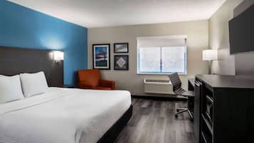 Room, 1 King Bed, Non Smoking | Premium bedding, desk, blackout drapes, iron/ironing board