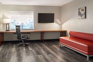 Deluxe Suite, 1 King Bed, Non Smoking (1 Bedroom) | Premium bedding, desk, blackout drapes, iron/ironing board