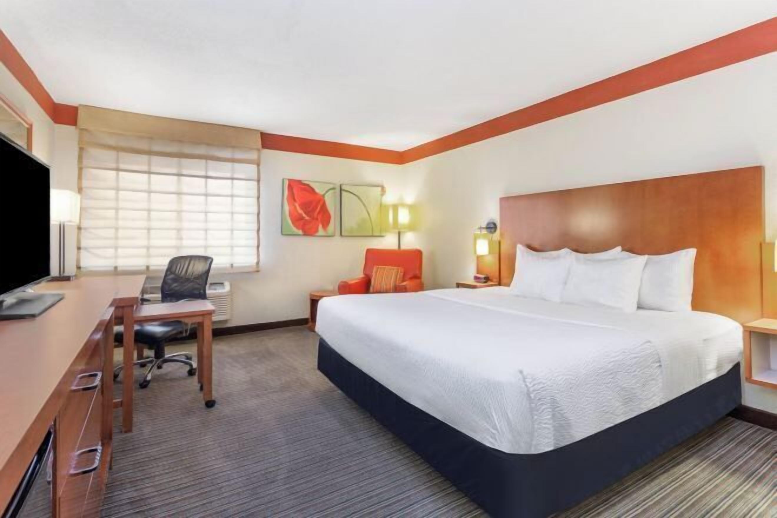 Luxe beddengoed, een bureau, verduisterende gordijnen