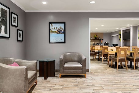Lobby. La Quinta Inn & Suites by Wyndham Chicago Tinley Park