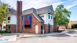 A brick building with a large '6' sign, indicating a motel. - Motel 6 Arlington Heights, IL - Chicago North Central (Arlington Heights)