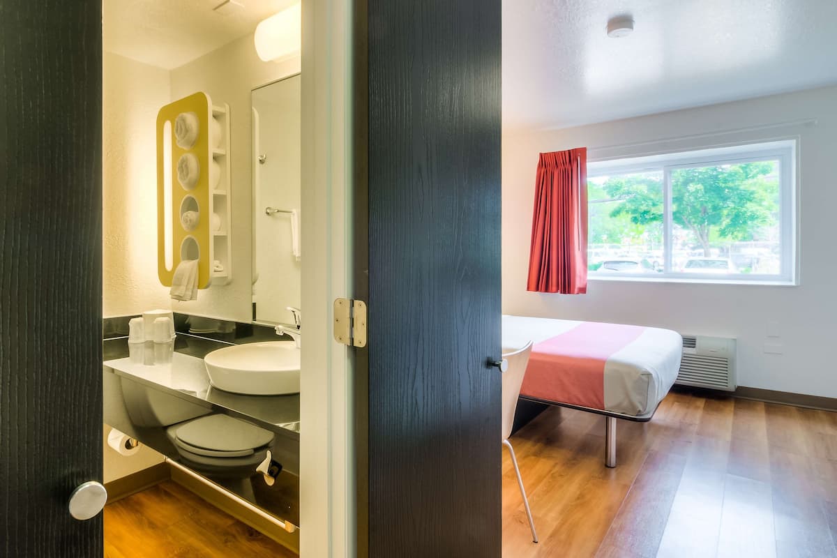 Combined shower/tub, towels