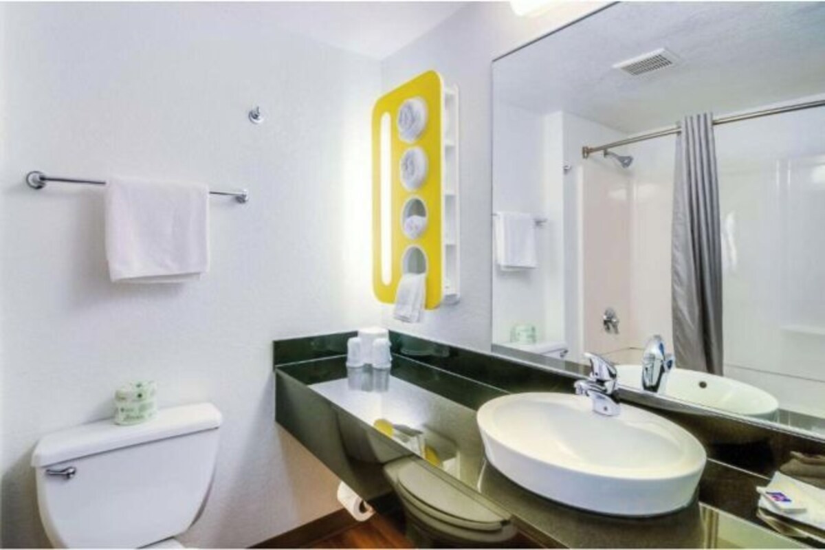 Combined shower/tub, towels