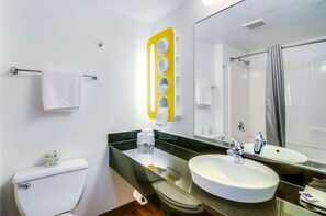 Combined shower/bathtub, towels - Motel 6 Arlington Heights, IL - Chicago North Central (Arlington Heights)