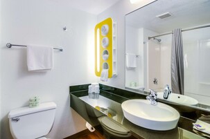 Bañera con ducha, toallas