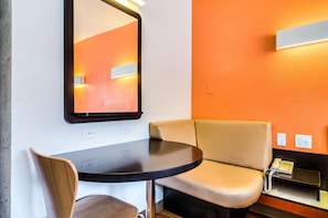Free WiFi, bed sheets - Motel 6 Arlington Heights, IL - Chicago North Central (Arlington Heights)