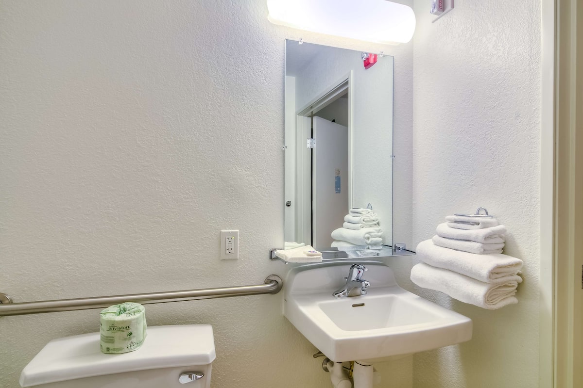 Combined shower/bathtub, towels