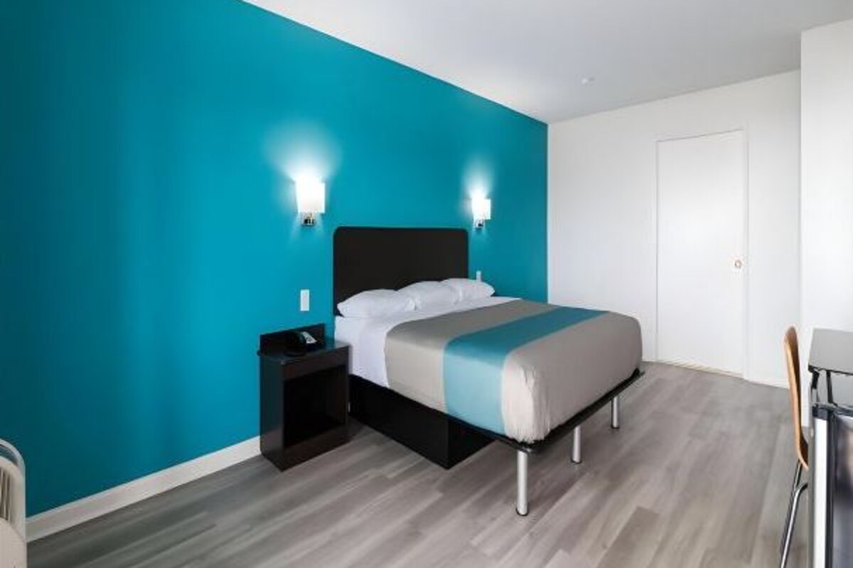 1 Queen Bed | Ada/Ri Shower/Micfridge