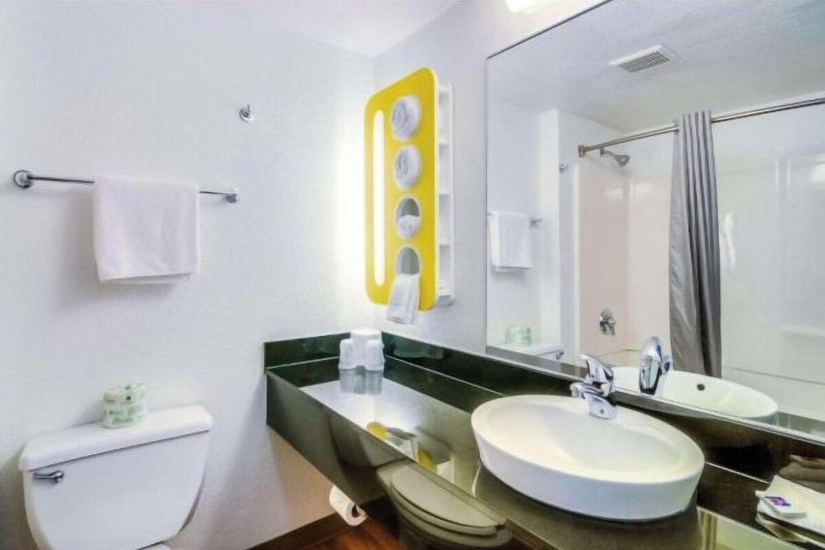 Combined shower/tub, towels