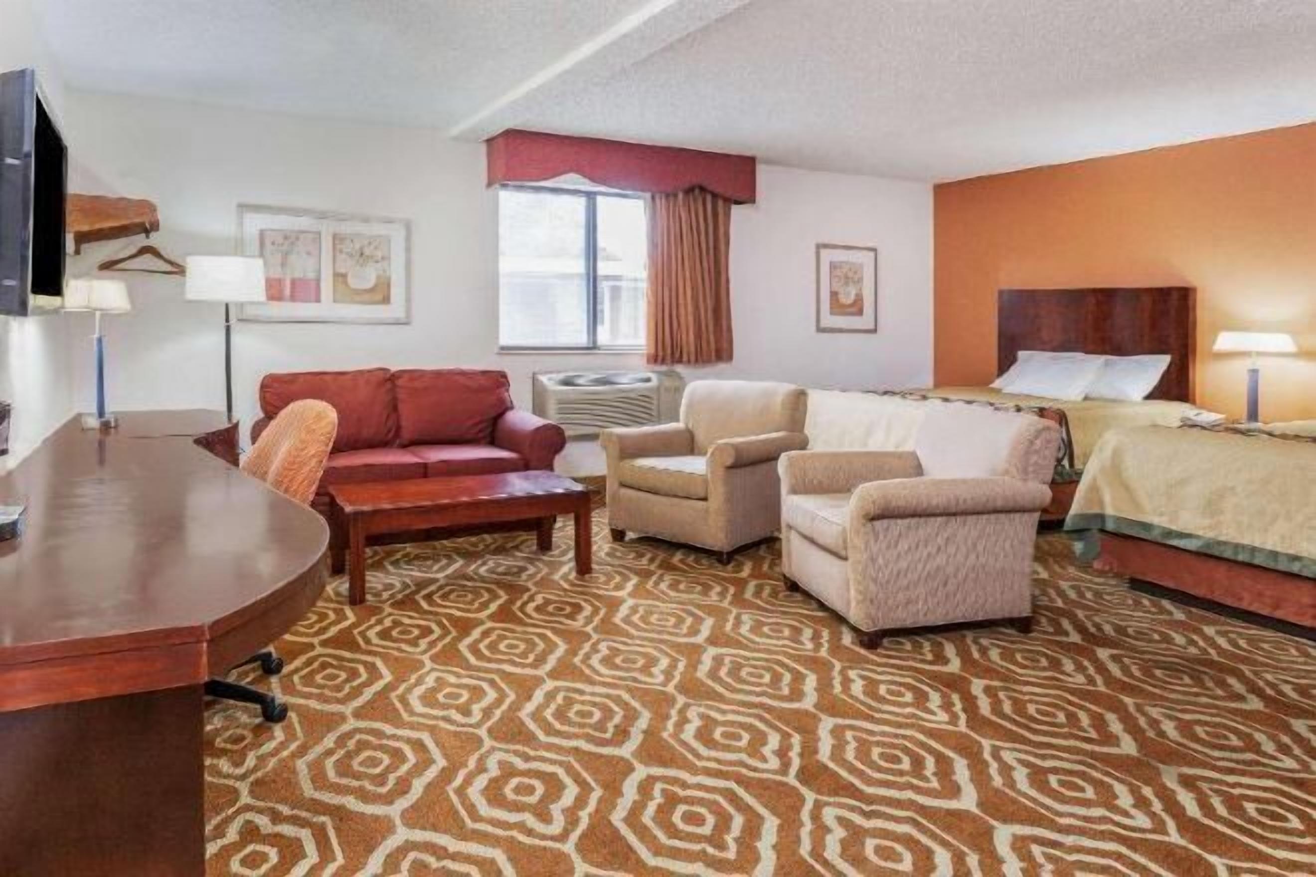 Brankas, meja kerja, ruang kerja ramah laptop, dan tirai kedap cahaya