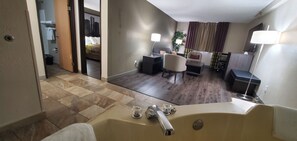 ห้องสวีท, 1 ห้องนอน, ปลอดบุหรี่ (1 King Bed) | ตู้นิรภัยในห้องพัก, โต๊ะทำงาน, พื้นที่ทำงานแบบใช้แล็ปท็อป, ผ้าม่านกันแสง