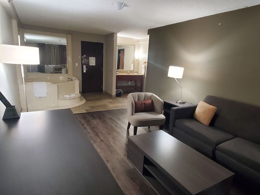 Suite, 1 habitación, para no fumadores (1 King Bed) | Área de sala de estar | Televisión de 37 pulgadas con canales por cable