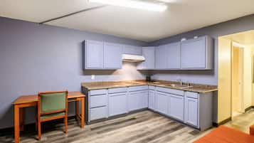 Suite, varias camas, para no fumadores | 1 habitación, escritorio y cortinas blackout