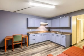 Suite, Multiple Beds, Non Smoking | Desk, blackout drapes, iron/ironing board, cribs/infant beds - Quality Inn New Orleans I-10 East (New Orleans)