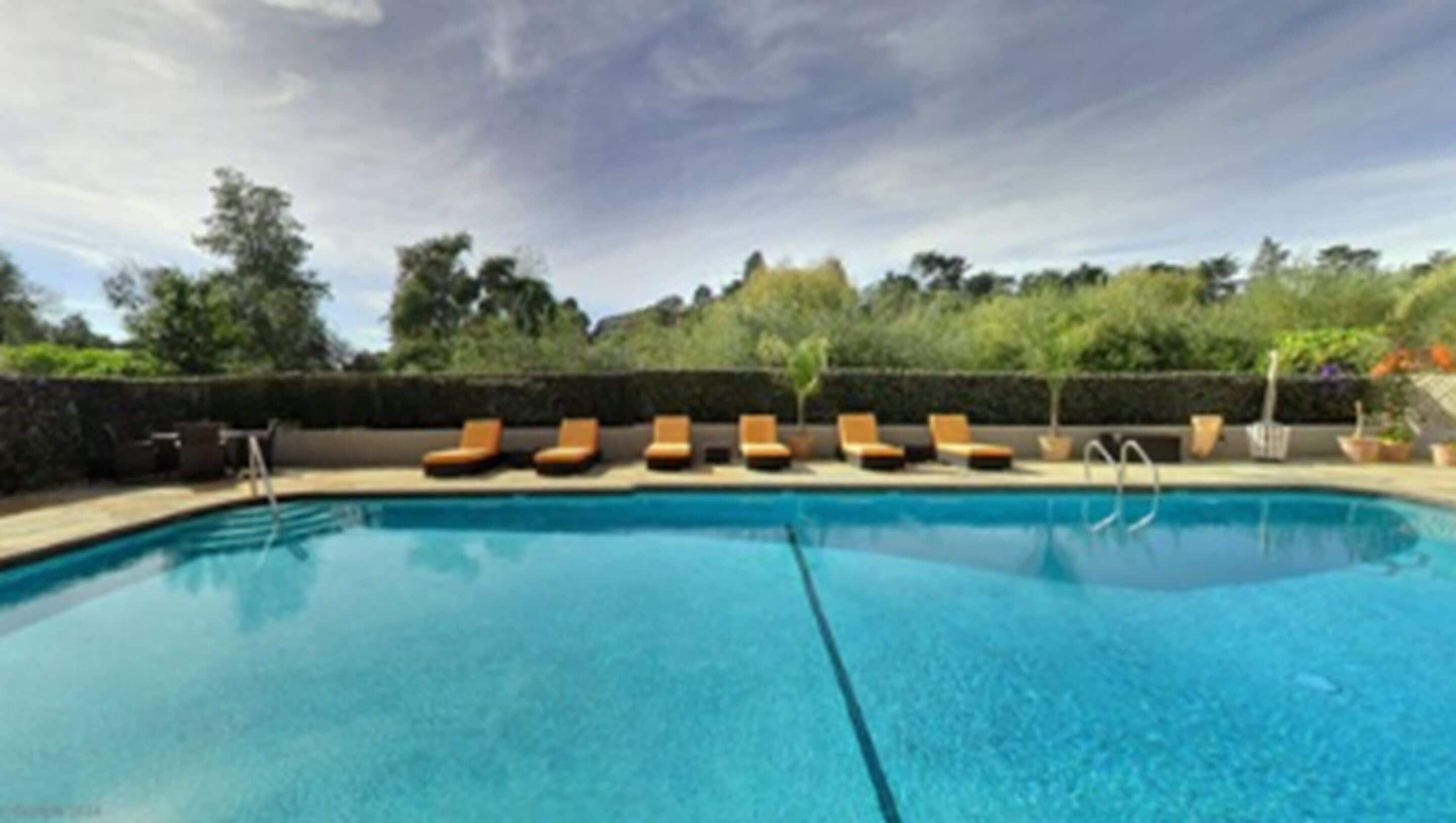 สระว่ายน้ำกลางแจ้ง