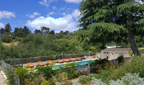 Una piscina al aire libre