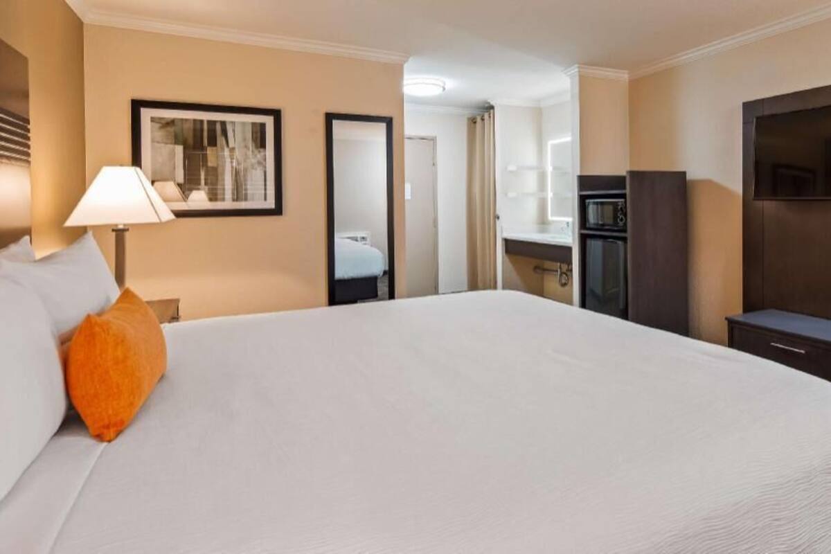 Escritorio, espacio para trabajar con laptop y cortinas blackout