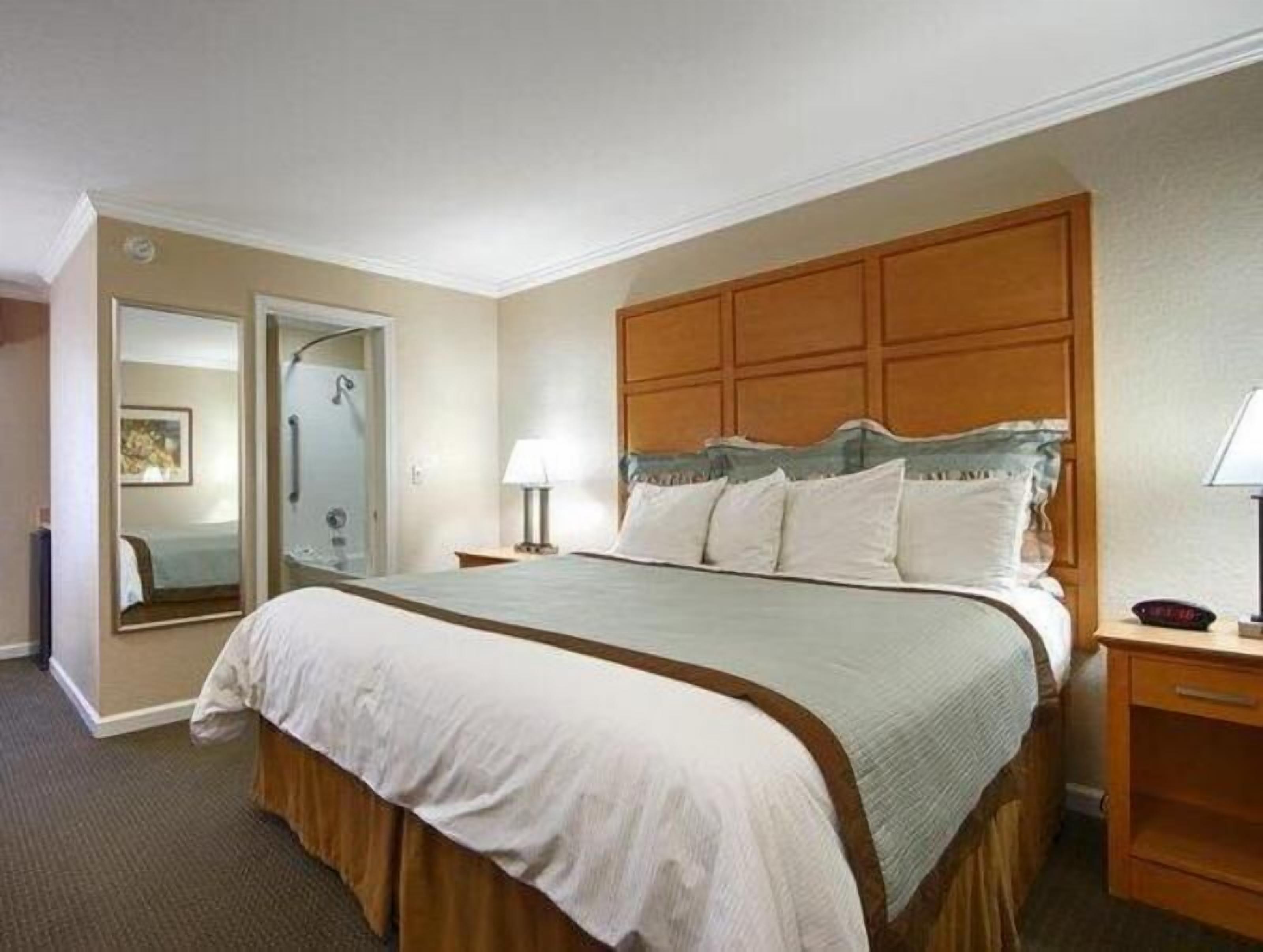 Meja kerja, ruang kerja ramah laptop, dan tirai kedap cahaya