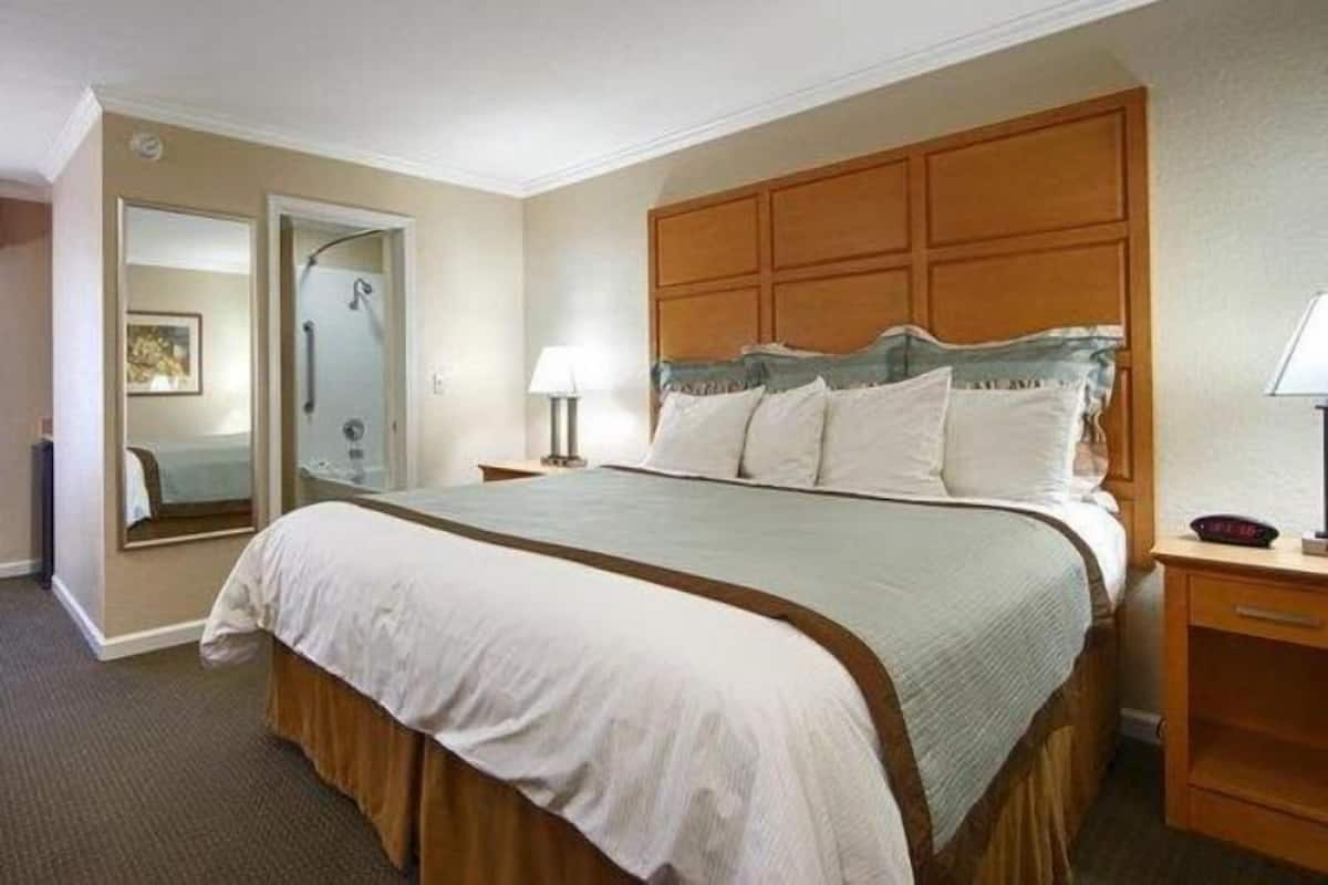 Escritorio, espacio para trabajar con laptop y cortinas blackout