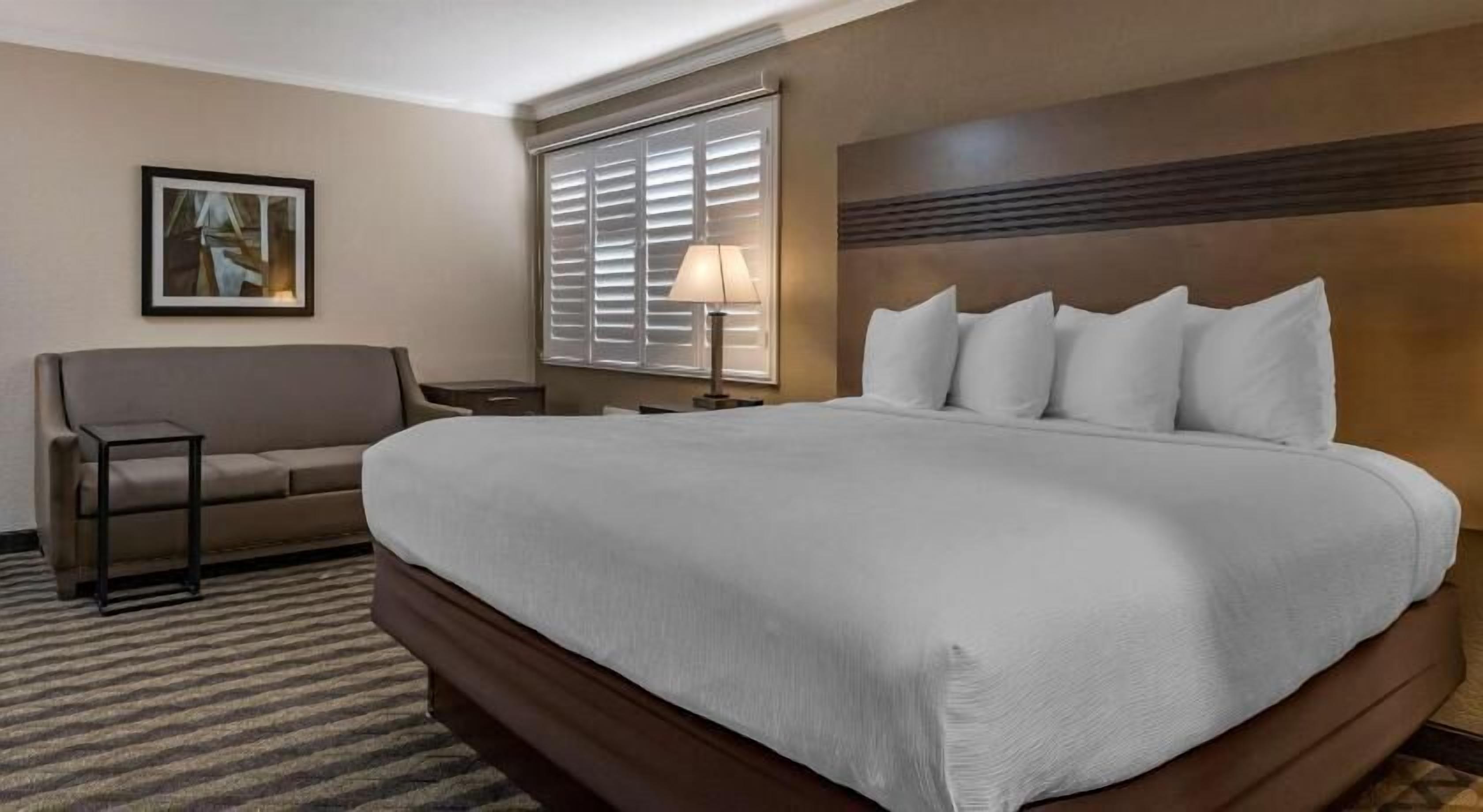 Meja kerja, ruang kerja ramah laptop, dan tirai kedap cahaya