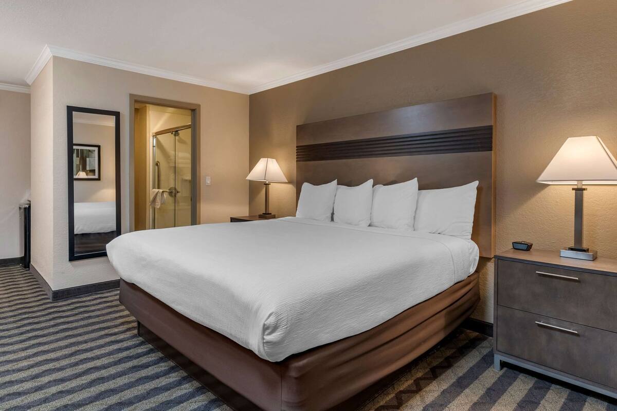 Escritorio, espacio para trabajar con laptop y cortinas blackout