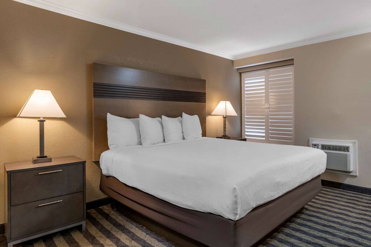 Escritorio, espacio para trabajar con laptop y cortinas blackout