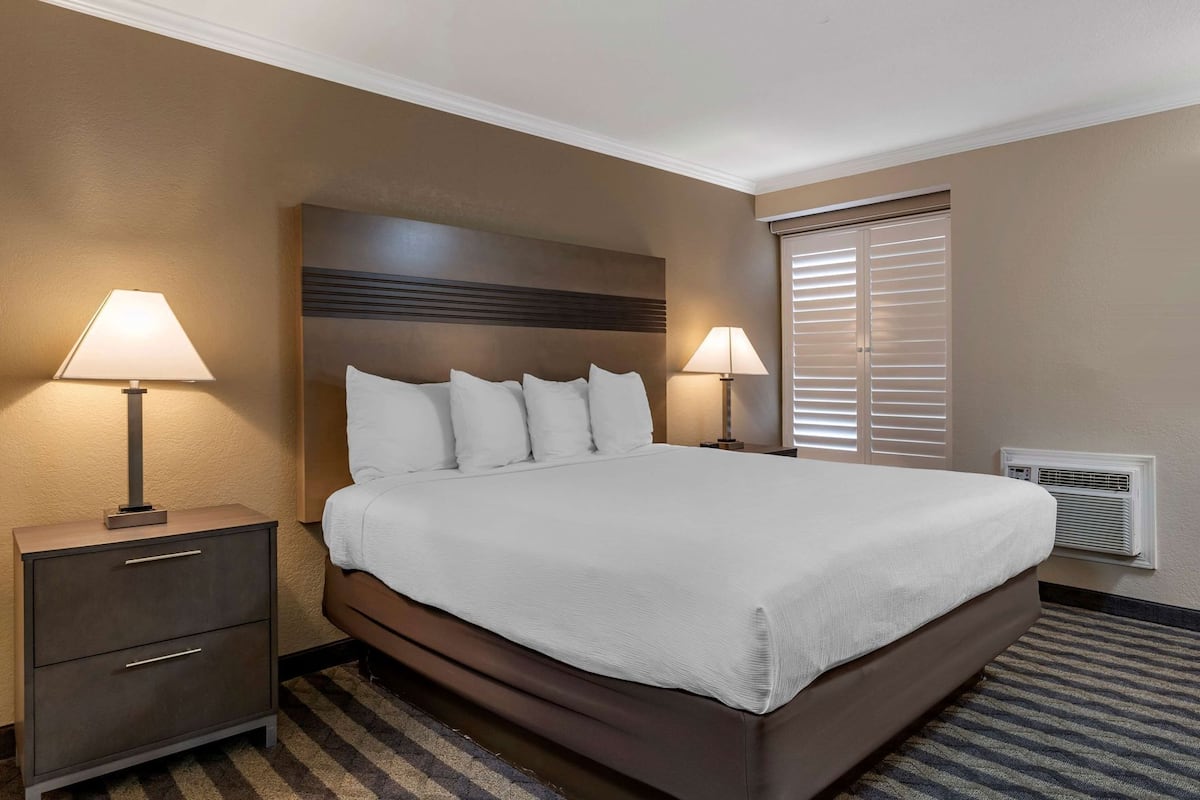 Escritorio, espacio para trabajar con laptop y cortinas blackout