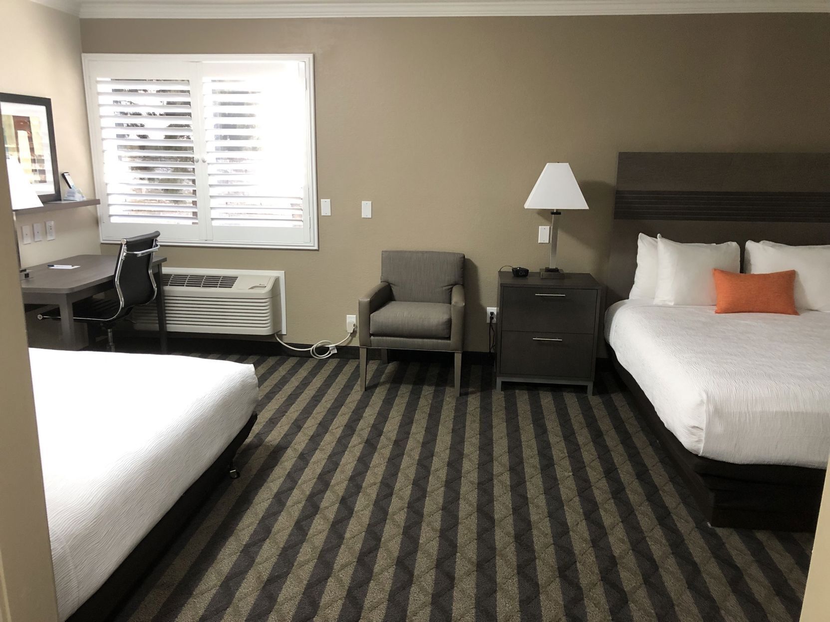 Meja kerja, ruang kerja ramah laptop, dan tirai kedap cahaya