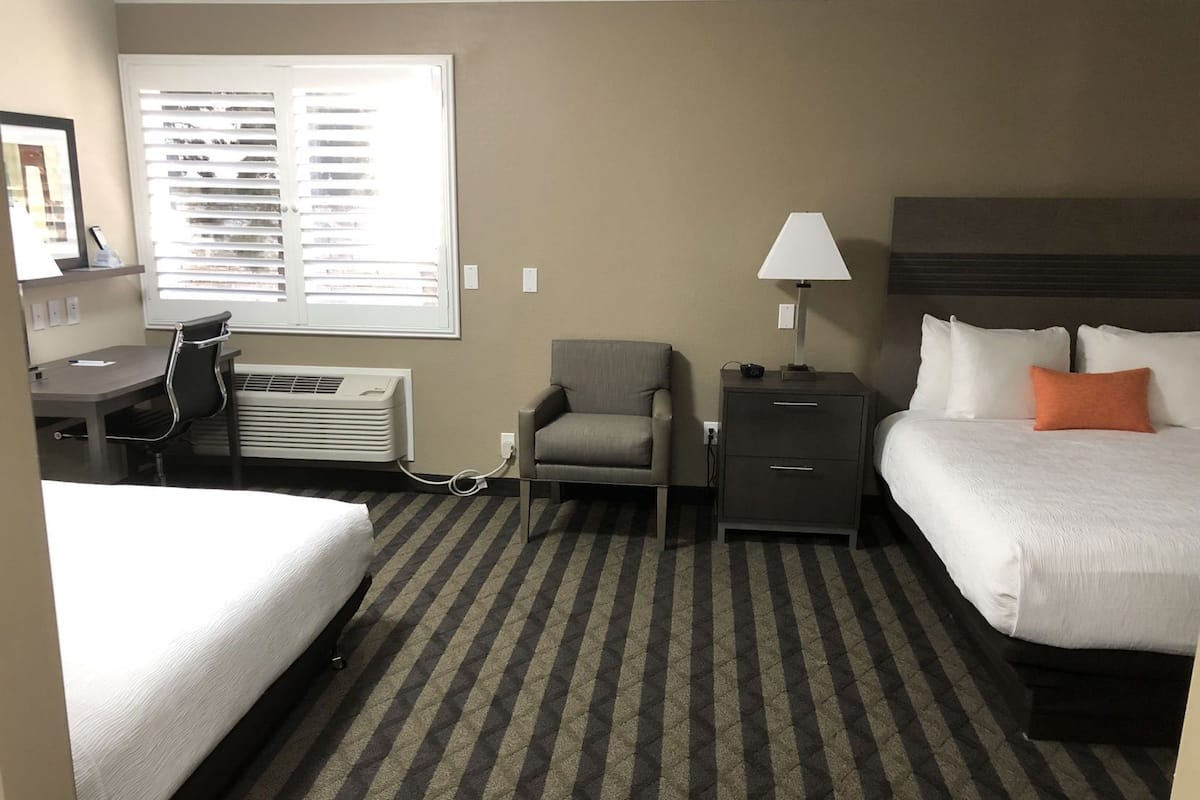 Escritorio, espacio para trabajar con laptop y cortinas blackout