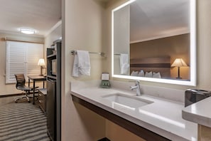 Articles de toilette (gratuits), séchoir à cheveux, serviettes fournies