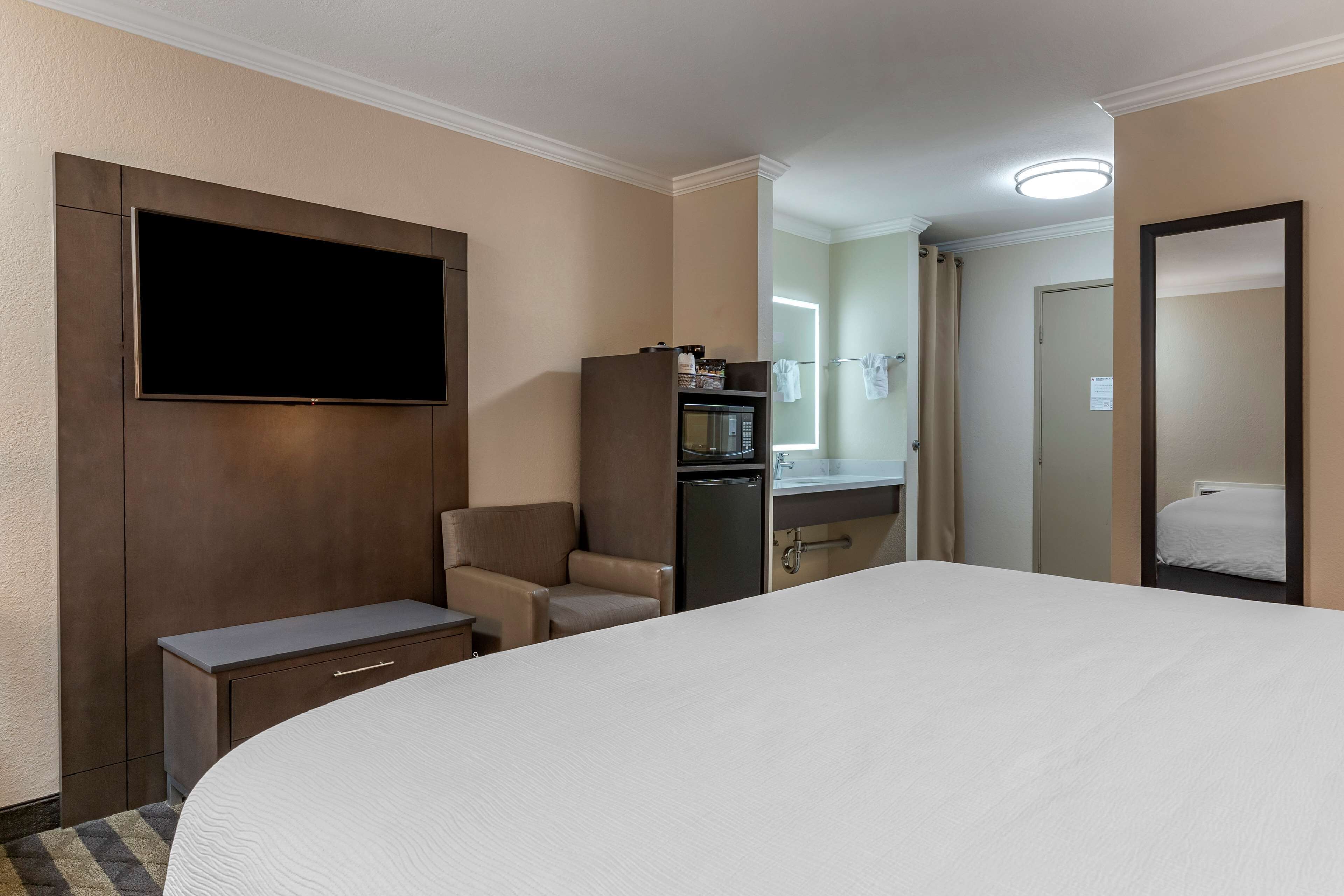 standard room, 1 king bed, non smoking, refrigerator & microwave (shower only) | desk, laptop workspace, blackout curtains, iron/ironing board