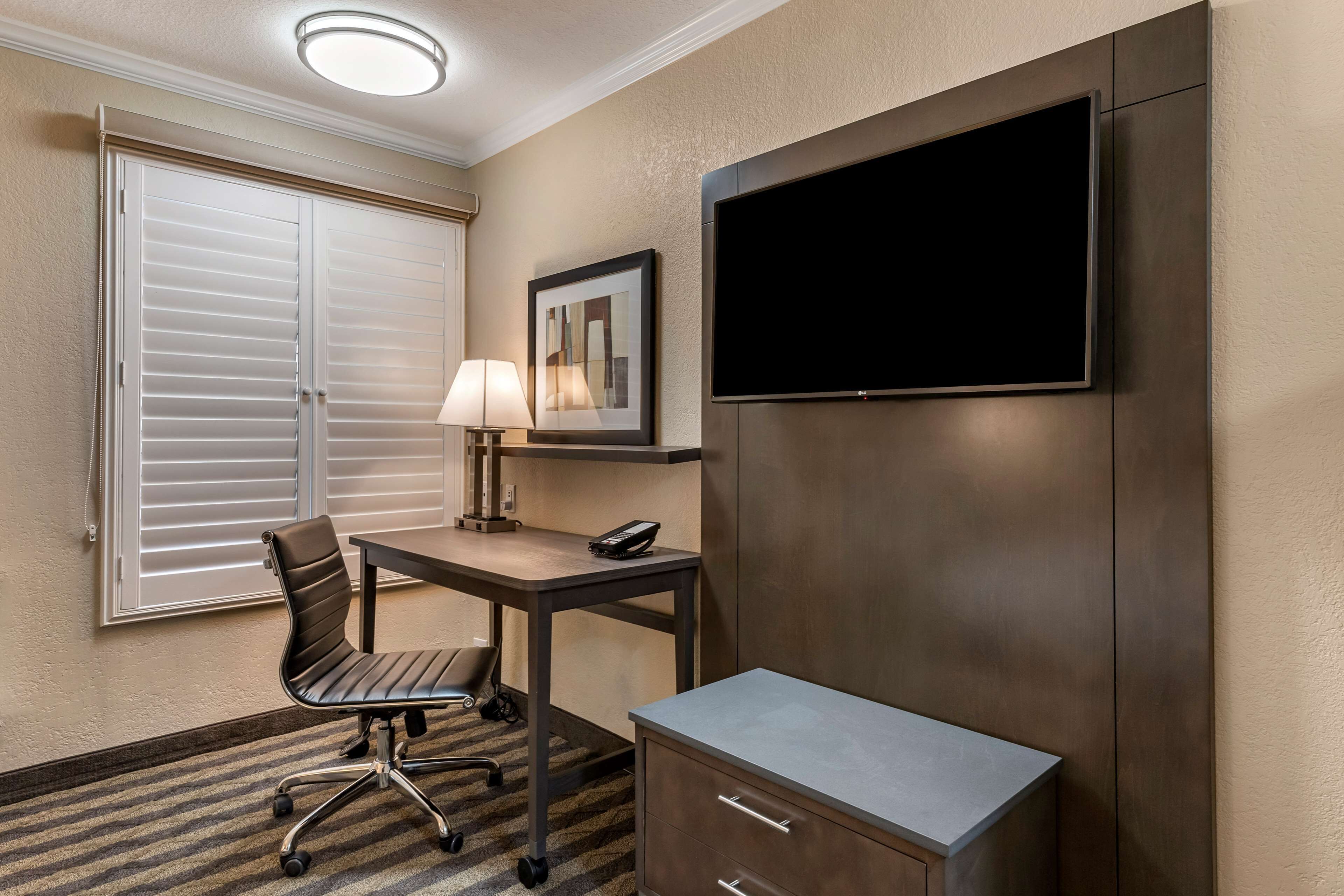 standard room, 1 king bed, accessible, bathtub | desk, laptop workspace, blackout curtains, iron/ironing board