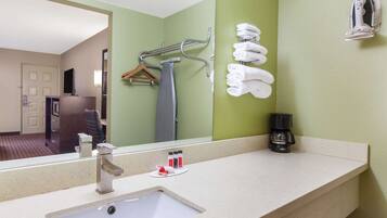 Combined shower/bathtub, hair dryer, towels