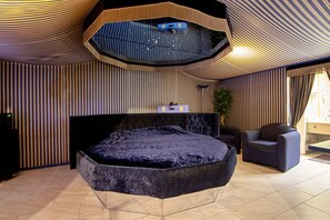 Romantic Suite, 1 King Bed, Non Smoking, Hot Tub | Down duvets, desk, free WiFi, bed sheets