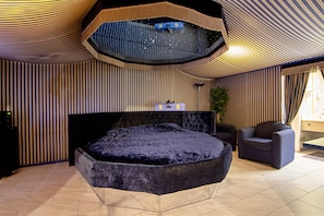 Romantic Suite, 1 King Bed, Non Smoking, Hot Tub | Down duvets, desk, free WiFi, bed sheets