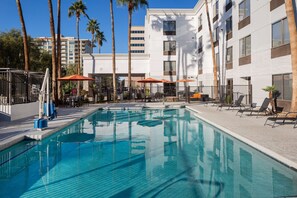 Outdoor pool, pool loungers - Hampton Inn Phoenix-Biltmore (Phoenix)