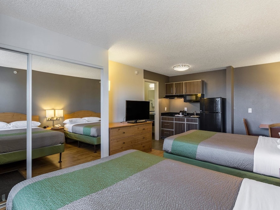 Een strijkplank/strijkijzer, gratis wifi, beddengoed, een wekker