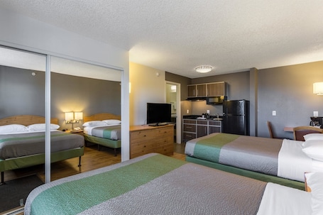 Tabla de planchar con plancha, wifi gratis, ropa de cama y despertador . Studio 6 Albuquerque, NM - North