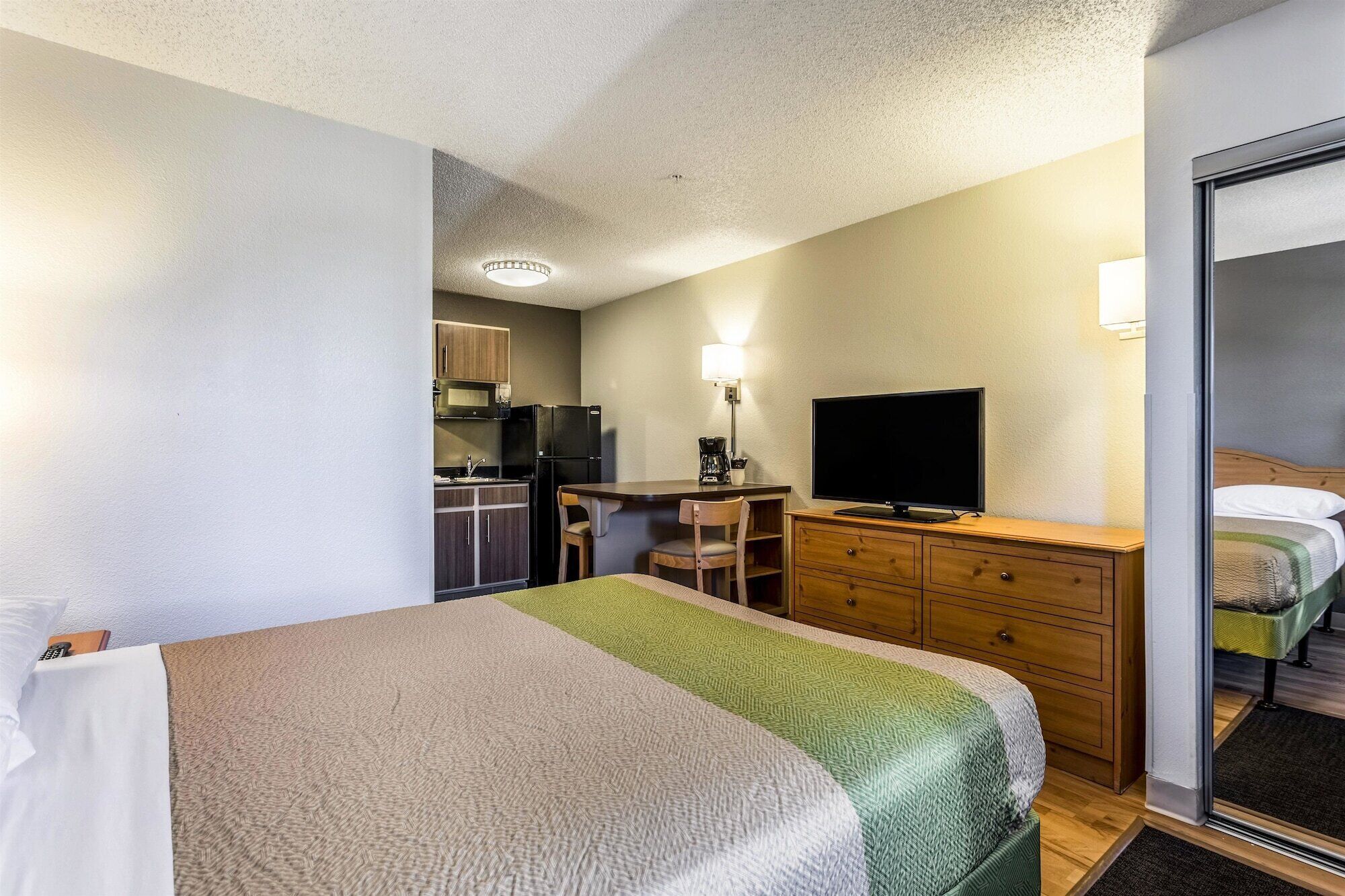 Tabla de planchar con plancha, wifi gratis, ropa de cama y despertador 