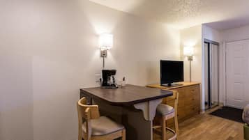 Tabla de planchar con plancha, wifi gratis, ropa de cama y despertador