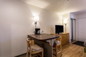 Fer et planche à repasser, Wi-Fi gratuit, draps fournis, réveils