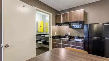 Jääkaappi, mikroaaltouuni, kahvin-/teenkeitin