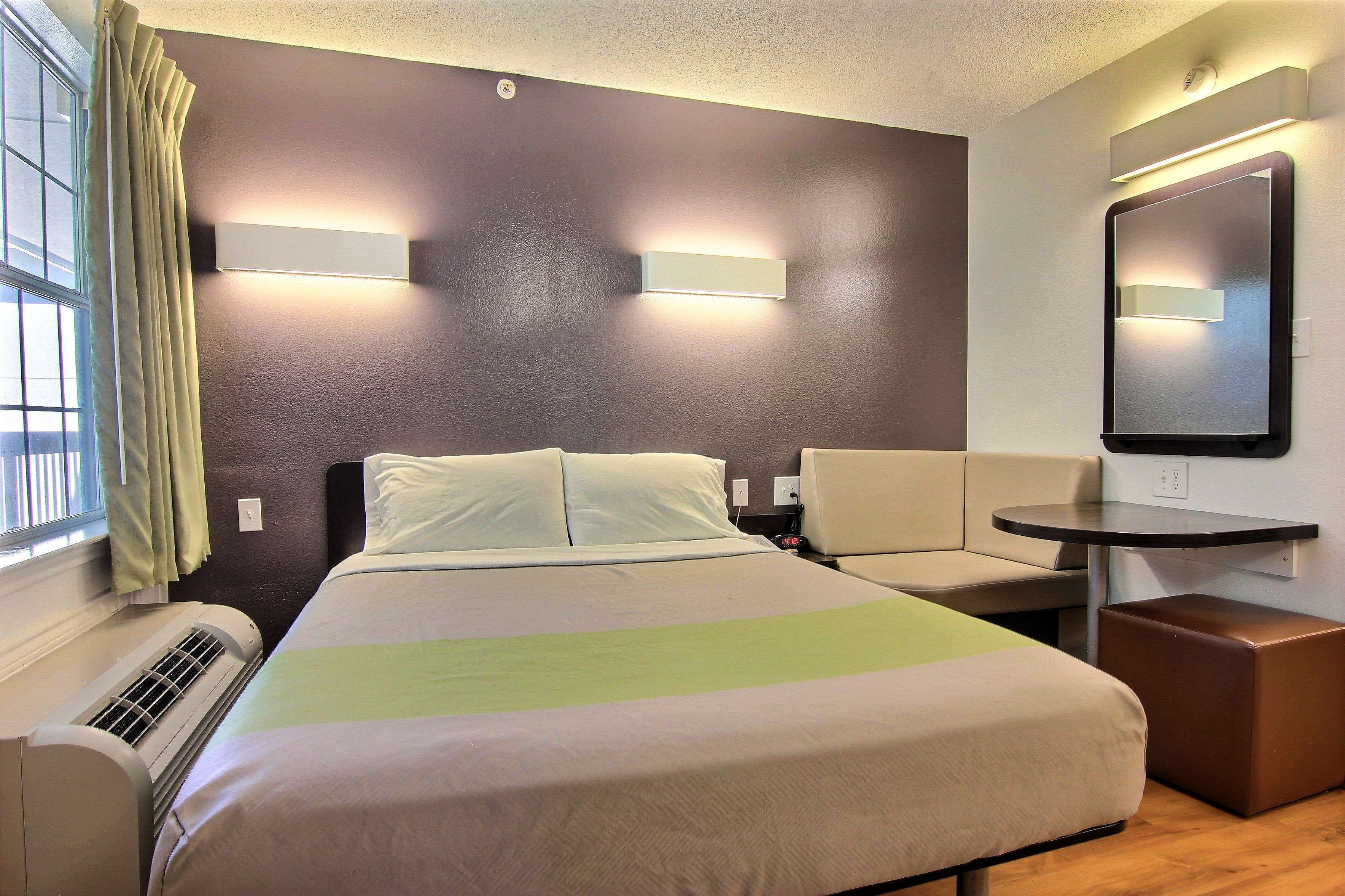 熨斗/熨衣板、床單、鬧鐘