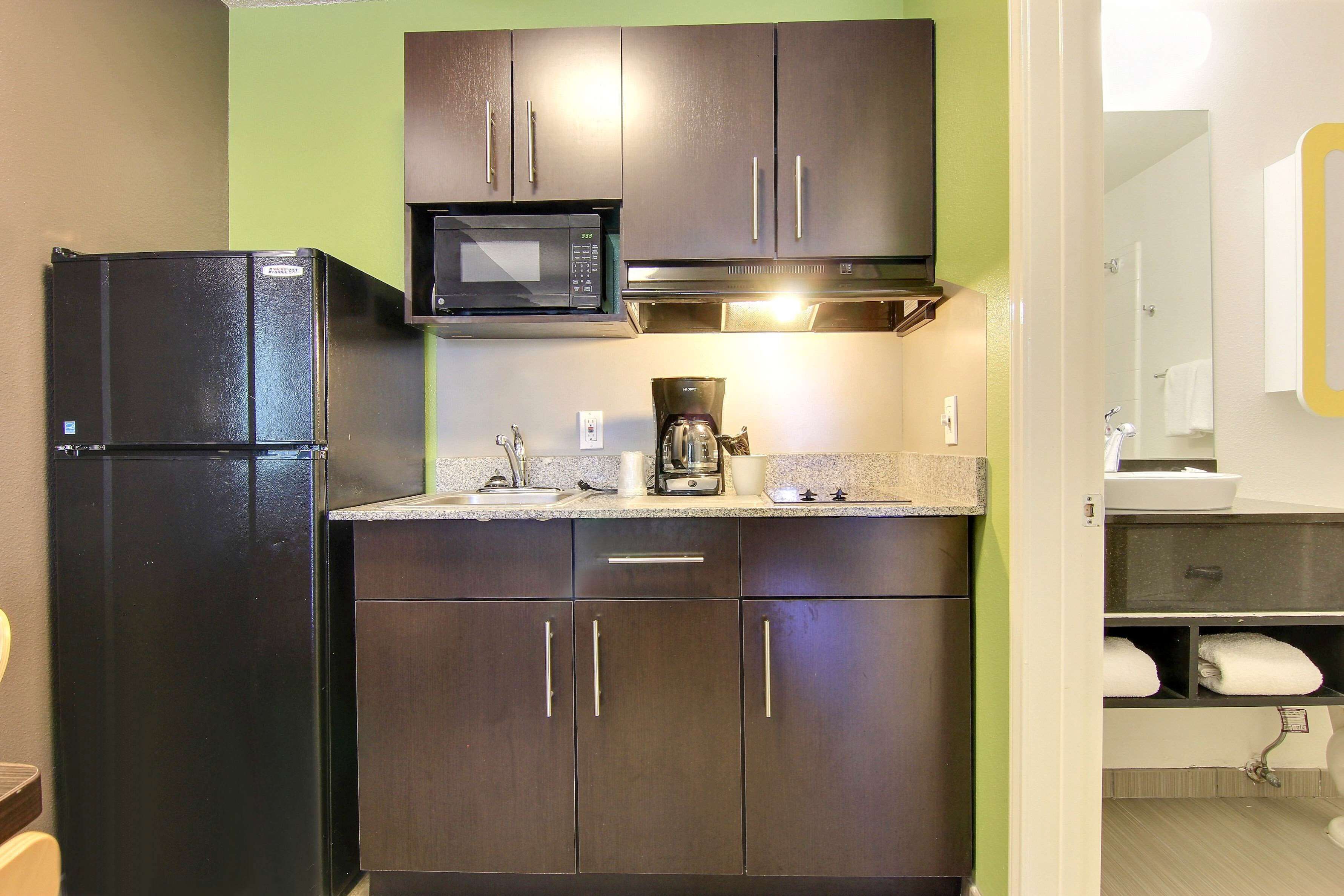Coffee/tea maker, fridge, microwave