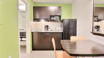 Refrigerador, microondas y cafetera y tetera