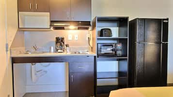 Réfrigérateur, micro-ondes, cafetiÚre/bouilloire