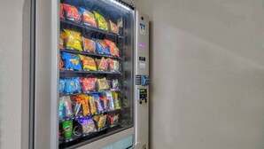 Ein Verkaufsautomat mit verschiedenen Snacks.