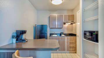 Réfrigérateur, micro-ondes, cafetière/bouilloire, tables à manger