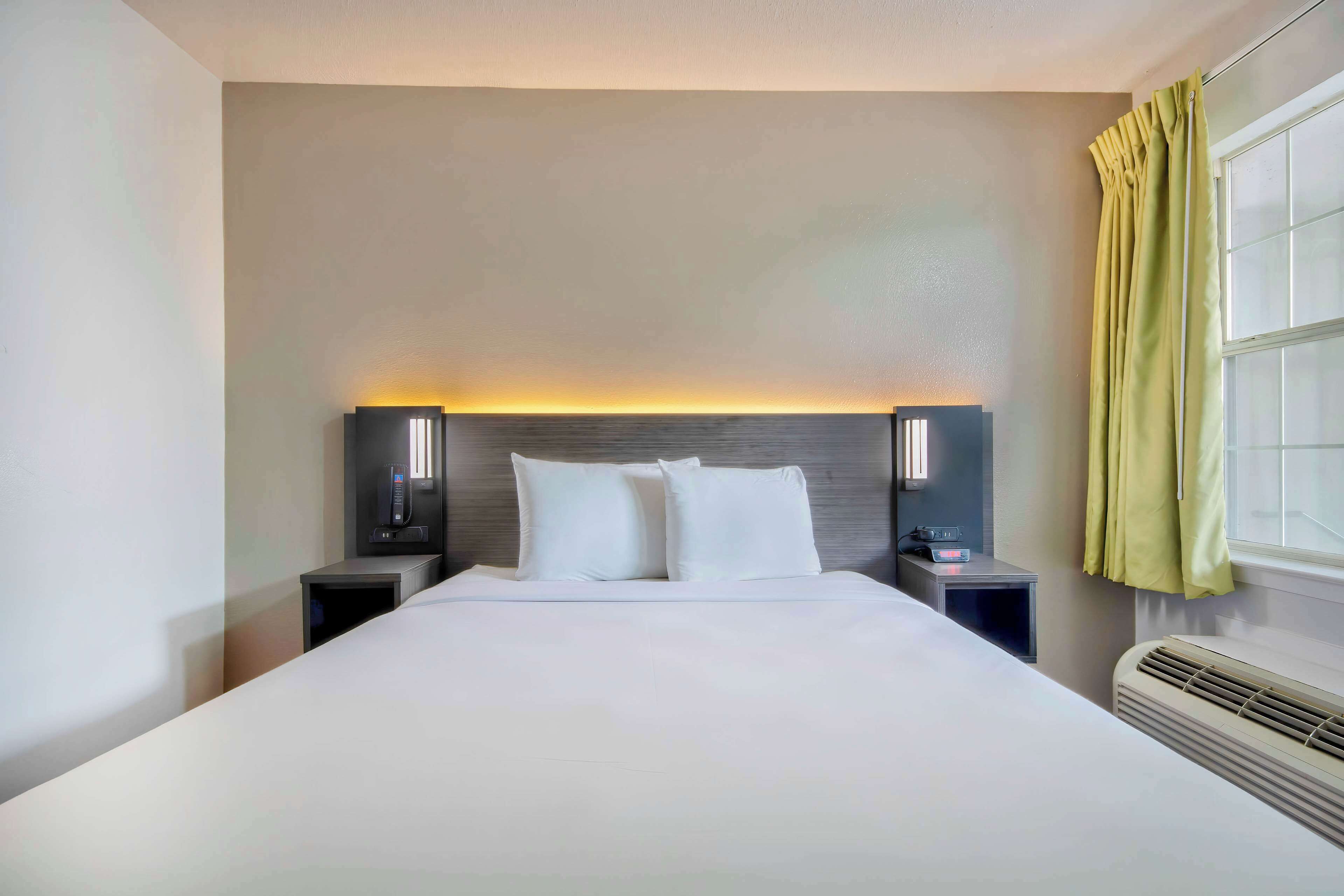 Työpöytä, kannettavalle tietokoneelle sopiva työtila, ilmainen Wi-Fi