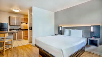 Een bureau, een laptopwerkplek, gratis wifi, beddengoed